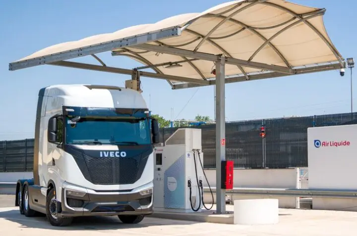 ir Liquide und die Iveco Group bekräftigen ihr Engagement für Wasserstoff bei der Einweihung der ersten Hochdruck-Wasserstofftankstelle für Fernverkehr-Lkw in Europa - LKW-News aktuell und informativ