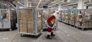 Der Weihnachtsmann beim Sortieren, von seinen Paketen, CH-Post in Rümlang erwischt! - LKW-News aktuell und informativ