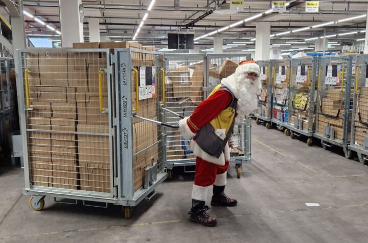 Der Weihnachtsmann beim Sortieren, von seinen Paketen, CH-Post in Rümlang erwischt! - LKW-News aktuell und informativ