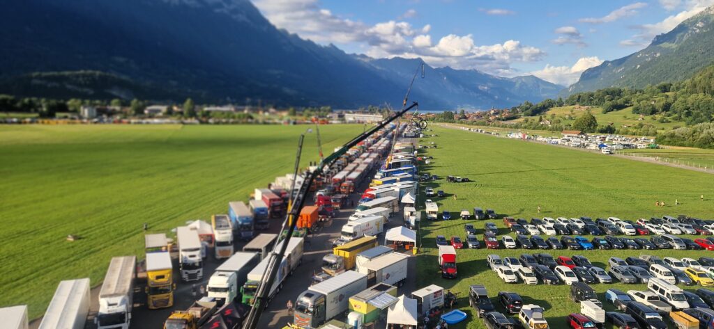 Rund 1'000-LKW's - sind zum 30. Jubiläumsfestival Trucker & Country-Festival - in Interlaken - am Freitag, den 27. Juni 2025 - eingetroffen! - LKW-News aktuell und informativ 1