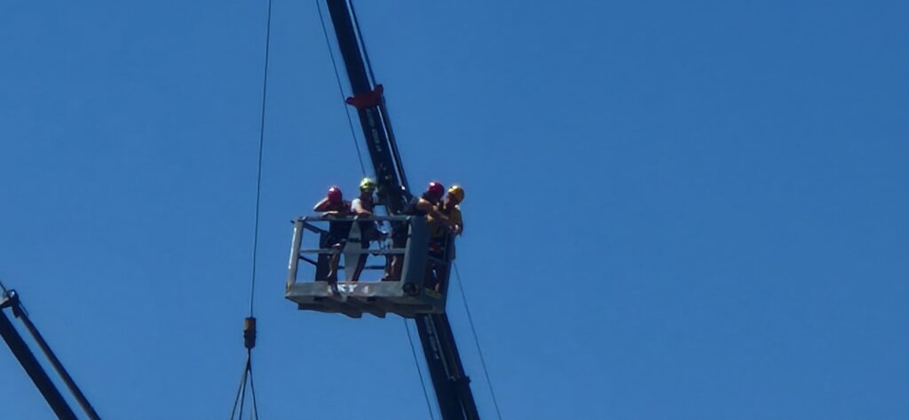 Am 30. Jubiläumsfestival Trucker & Country-Festival - in Interlaken - Teil 3/8 - lud die Firma Meiko-Kran - Kranbetrieb aus Root (LU) - zu einer Kran-Lift fahrt - in 32m höhe ein! - LKW-News aktuell und informativ