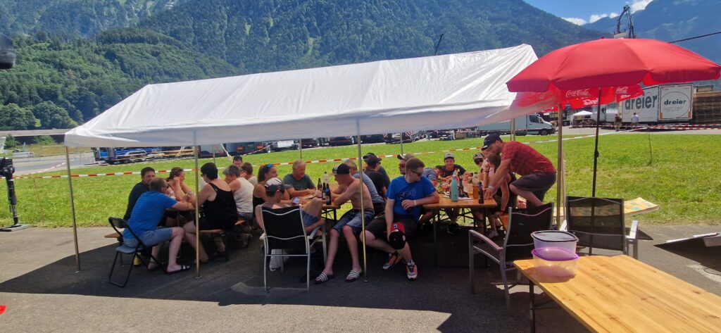 Am 30. Jubiläumsfestival Trucker & Country-Festival - in Interlaken - Teil 8/9 - hier Bilder vom gemütlichen zusammen sein von - Felix- & Schöne Transport-Unternehmen - sowie anderen Team's.. - LKW-News aktuell und informativ