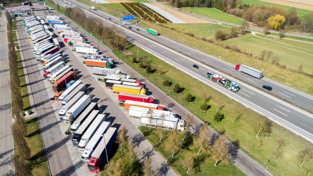 Lkw-Parkplatzsuche wird digital - LKW-News aktuell und informativ