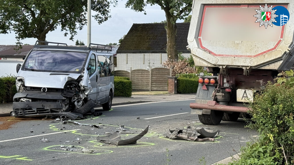 Oberhausen (NW): Transporter mit Kindern in den Gegenverkehr geschleudert - Fahrer schwer verletzt - LKW-News aktuell und informativ