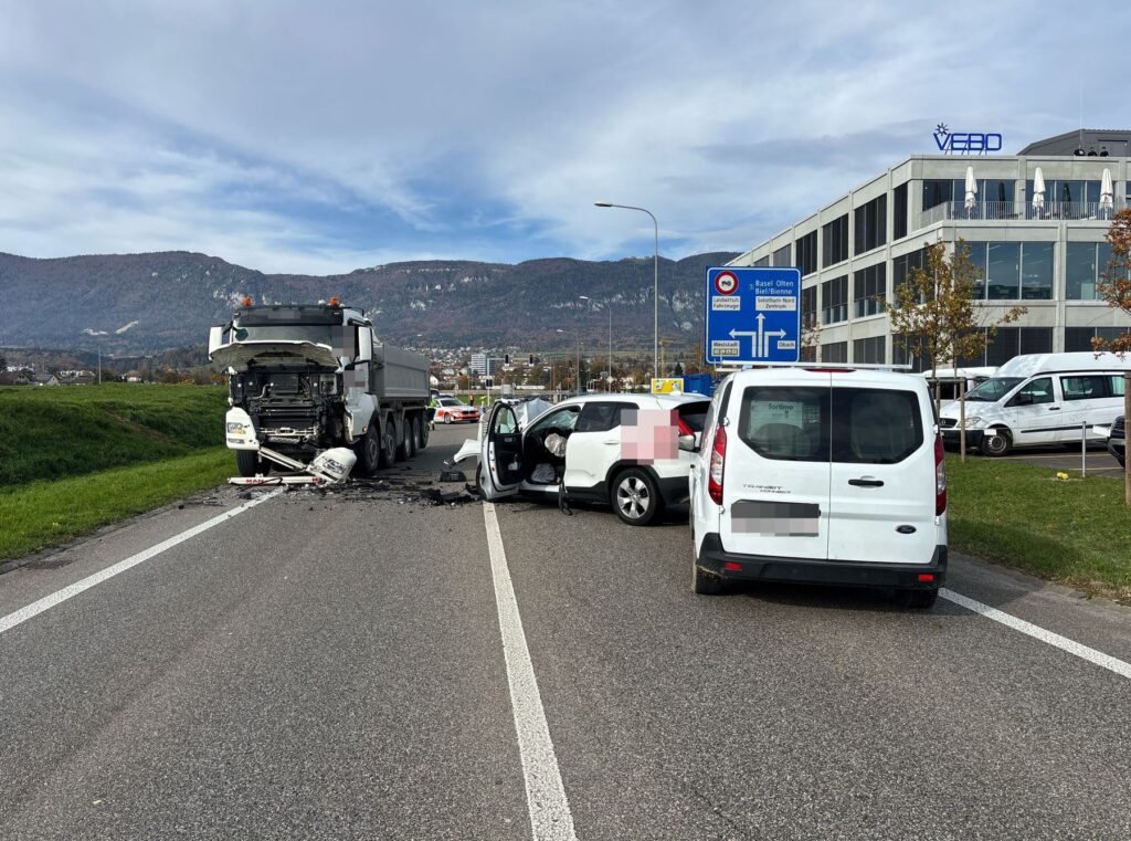 Solothurn: Frontalkollision zwischen Auto und Lastwagen führt zu massiven Verkehrsbehinderungen – mutmasslicher Unfallverursacher mittelschwer verletzt - LKW-News aktuell und informativ