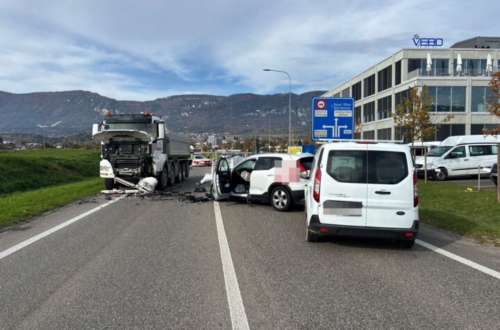 Solothurn: Frontalkollision zwischen Auto und Lastwagen führt zu massiven Verkehrsbehinderungen – mutmasslicher Unfallverursacher mittelschwer verletzt - LKW-News aktuell und informativ