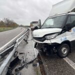 Lieferwagen kollidiert mit Leitplanke, ein Mitfahrer verletzt - LKW-News aktuell und informativ 1