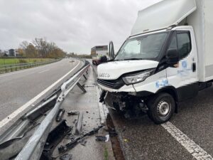 Lieferwagen kollidiert mit Leitplanke, ein Mitfahrer verletzt - LKW-News aktuell und informativ 1