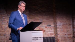Ladeinfrastruktur-Konferenz 2025: Bundesminister Schnieder stellt „Masterplan Ladeinfrastruktur 2030“ vor - LKW-News aktuell und informativ