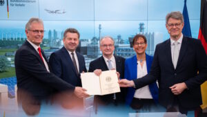 Schnieder fördert Betrieb der Technologieplattform für strombasierte Kraftstoffe in Leuna - LKW-News aktuell und informativ